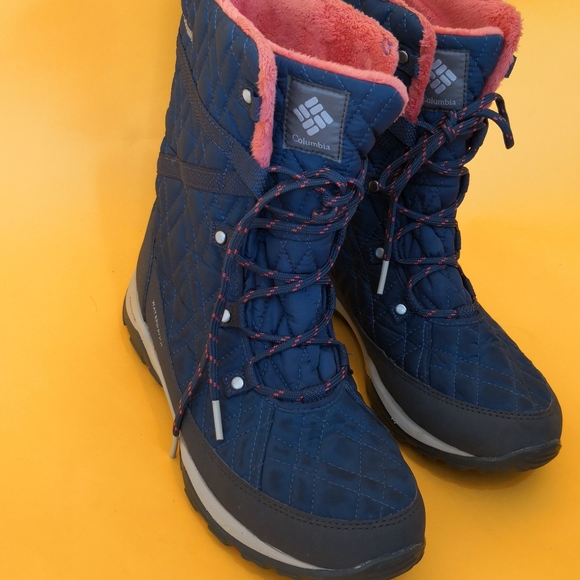 Columbia Quilted  Boots - Picture 3 of 8